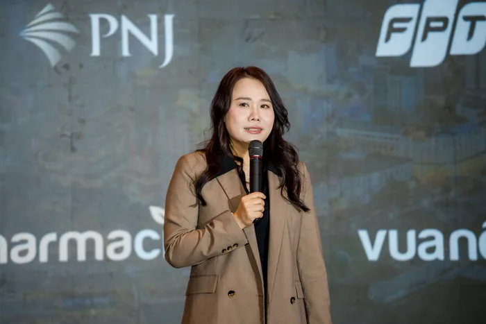 Nguyễn Thị Minh Giang speaking with a microphone